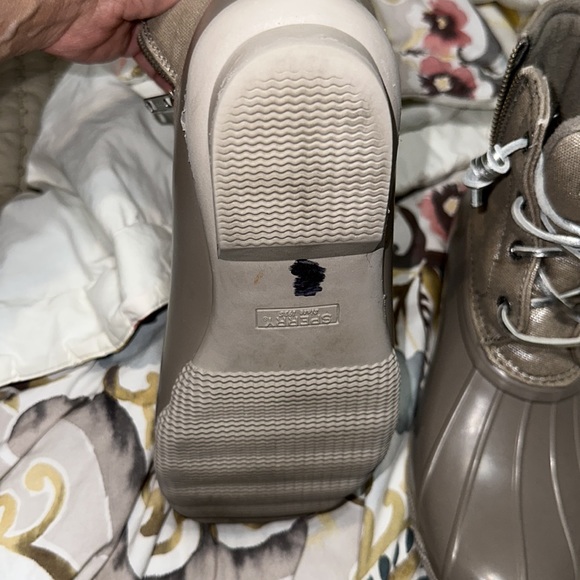 Sperrys preloved tan and gold in color size 9 1/2 - Picture 4 of 4